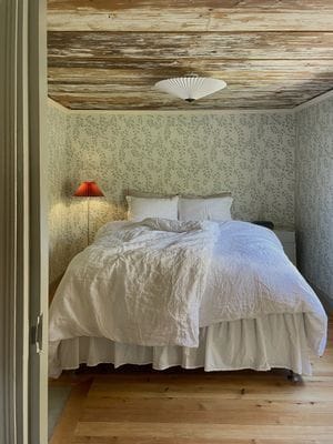 Sovrummet “Gamla kontoret” med 140 cm säng