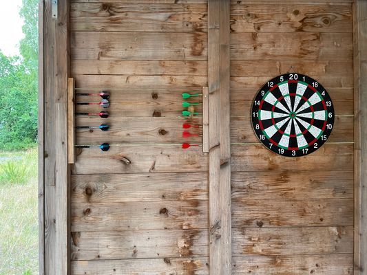 Roliga aktiviteter utomhus: basket, cornhole och dart för hela familjen