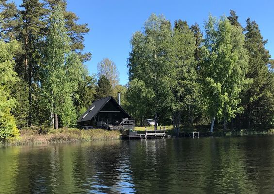 Fantastiskt hus på sjötomt 30 min från Stockholm