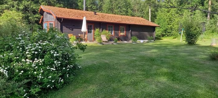 Hyr denna stuga i Hjortnäs på 60 m². 6 sängplatser. 5 000 - 7 000 kr per vecka. Se bilder och tillgänglighet här.