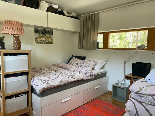 Arkitektritad hus i naturreservat nära sjön - Bild 11