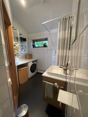 Arkitektritad hus i naturreservat nära sjön - Bild 18