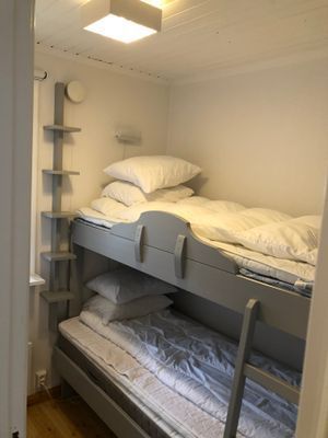 Sovrum 2 med fönster