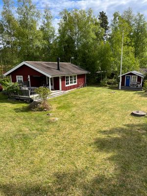 Hyr denna stuga i Gräsö på 80 m². 9 sängplatser. 6 000 - 9 500 kr per vecka. Se bilder och tillgänglighet här.