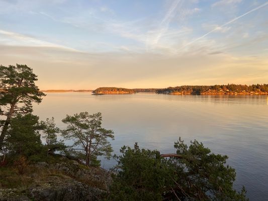 Hyr denna stuga i Stockholm på 80 m². 7-8 sängplatser. 8 000 - 15 000 kr per vecka. Se bilder och tillgänglighet här.