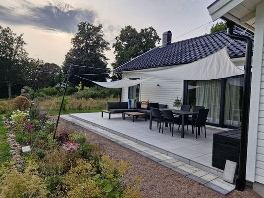 Vackert boende vid skogsranden