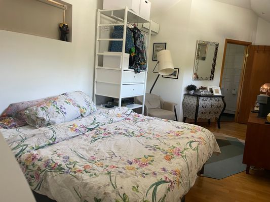 Arkitektritad hus i naturreservat nära sjön - Bild 15