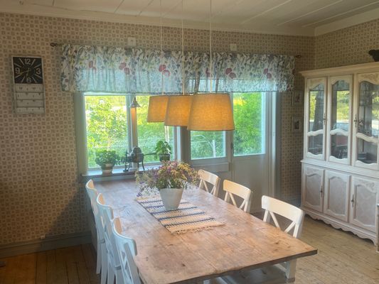 Hyr denna stuga i Högakusten på 120 m². 4 sängplatser. 7 000 - 8 000 kr per vecka. Se bilder och tillgänglighet här.