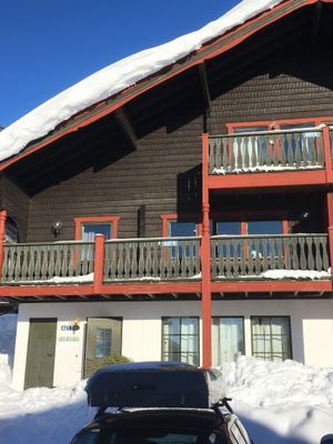 Hyr denna stuga i  på 70 m². 6-8 sängplatser. 7 000 - 15 000 kr per vecka. Se bilder och tillgänglighet här.