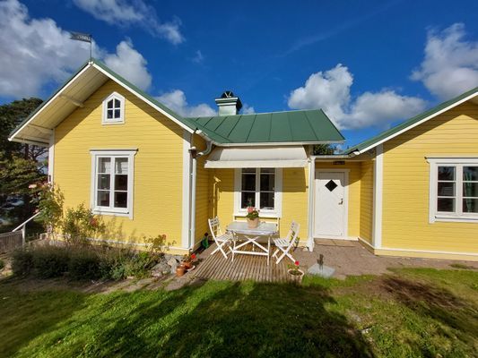 Hyr denna stuga i Dalarö på 85 m². 3 sängplatser. Från 14 000 kr per vecka. Se bilder och tillgänglighet här.