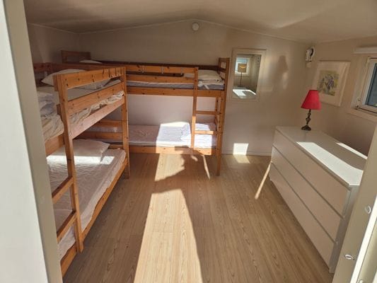 Hyr denna stuga i Fjällbacka på 75 m². 3-7 sängplatser. Pris ej tillgängligt. Se bilder och tillgänglighet här.