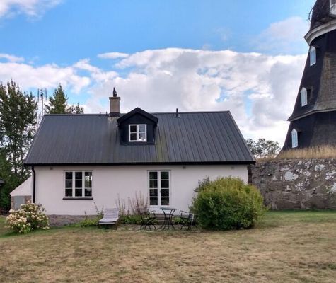 Hyr denna stuga i Österlen på 80 m². 2 sängplatser. Från 9 000 kr per vecka. Se bilder och tillgänglighet här.