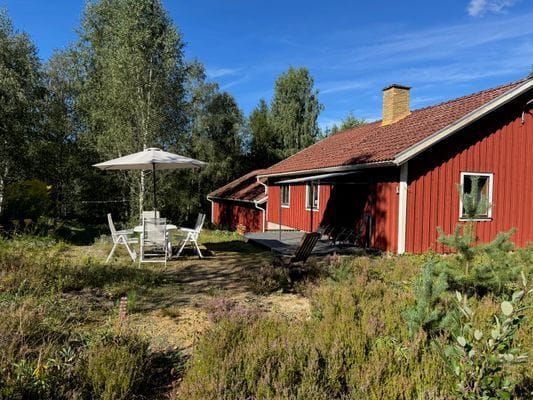 Hyr denna stuga i Dalsland på 86 m². 6 sängplatser. 6 000 - 7 000 kr per vecka. Se bilder och tillgänglighet här.