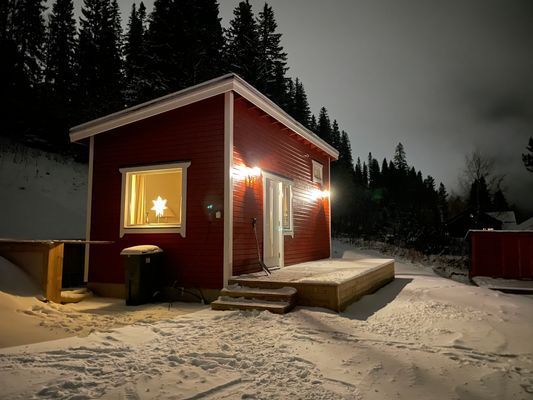 Hyr denna stuga i  på 25 m². 2 sängplatser. 7 500 - 9 500 kr per vecka. Se bilder och tillgänglighet här.