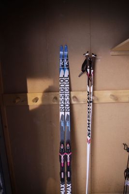 Skidförråd med plats för hela familjens skidor.