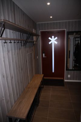 Rymlig hall med sittplatser för hela familjen.