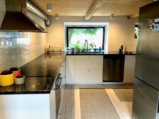 Varsamt renoverad tegellänga i liten kyrkby - Bild 14