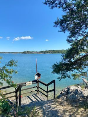 Hyr denna stuga i Torö på 50 m². 4-5 sängplatser. Från 8 500 kr per vecka. Se bilder och tillgänglighet här.