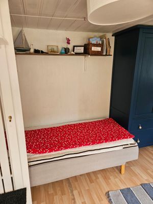Hyr denna stuga i Åhus på 30 m². 4 sängplatser. 1 000 - 1 200 kr per dag. Se bilder och tillgänglighet här.