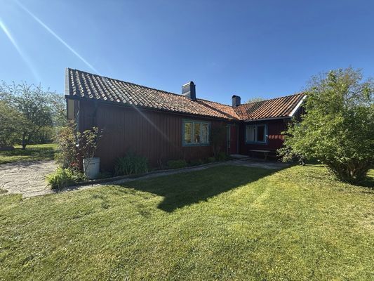 Djupvik - Öland. Stor tomt nära hav. Djur välkomna