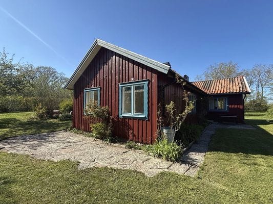 Hyr denna stuga i  på 90 m². 6-7 sängplatser. 10 000 - 14 000 kr per vecka. Se bilder och tillgänglighet här.