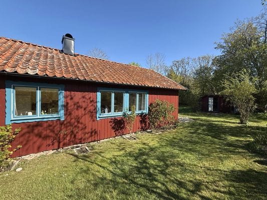 Djupvik - Öland. Stor tomt nära hav. Djur välkomna