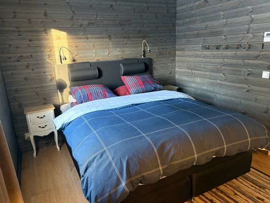 Hyr denna stuga i Bydalen på 135 m². 8 sängplatser. 19 000 - 23 000 kr per vecka. Se bilder och tillgänglighet här.