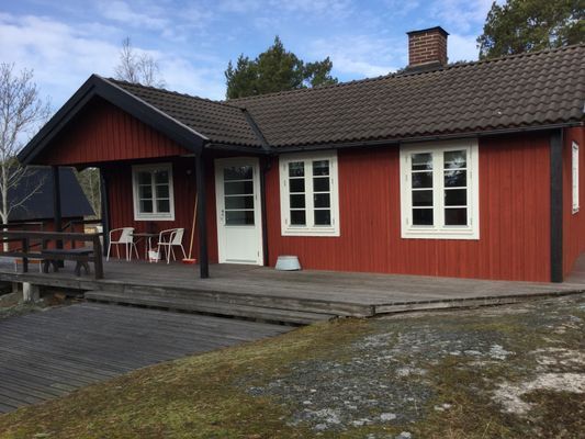Hyr denna stuga i Möja på 56 m². 6 sängplatser. Från 9 000 kr per vecka. Se bilder och tillgänglighet här.