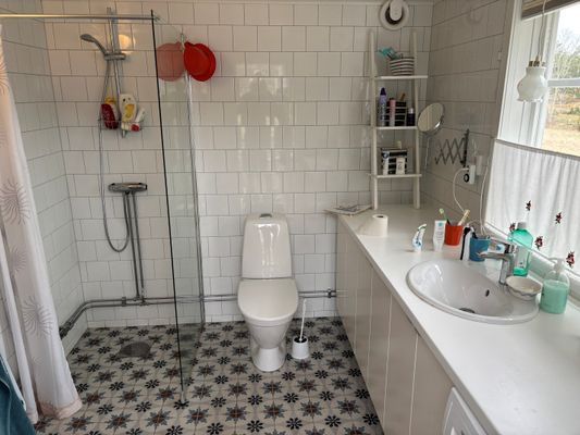 Nyrenoverat duschrum med WC