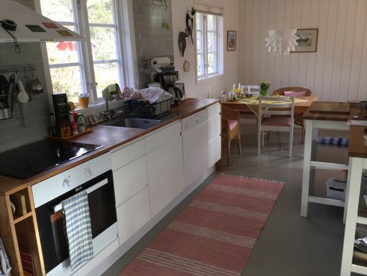 Köksdel i öppen planlösning med diskmaskin