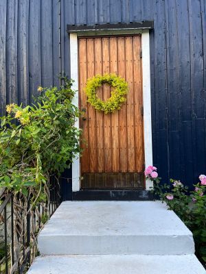 Hyr denna stuga i Skåne på 86 m². 4-6 sängplatser. 10 000 - 14 000 kr per vecka. Se bilder och tillgänglighet här.