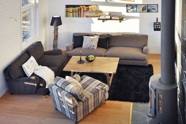 Hyr denna stuga i  på 101 m². 11 sängplatser. 3 000 - 25 000 kr per vecka. Se bilder och tillgänglighet här.