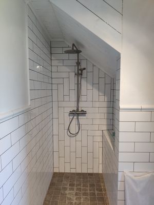 Hyr denna stuga i  på 70 m². 2 sängplatser. Från 1 200 kr per dag. Se bilder och tillgänglighet här.