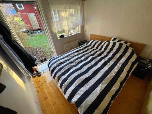 Charmigt torp på Tjörn med badtunna - Bild 21