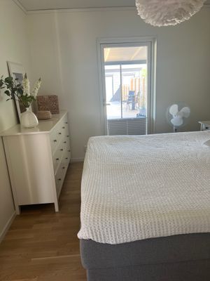 Stora sovrummet med förvaring och entré till uterummet.