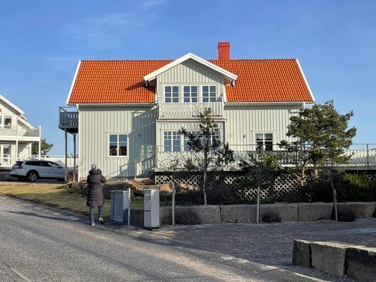 Hyr denna stuga i Fjällbacka på 142 m². 8 sängplatser. 15 000 - 19 000 kr per vecka. Se bilder och tillgänglighet här.