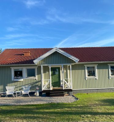 Hyr denna stuga i Köpingsvik på 100 m². 8-9 sängplatser. 14 000 - 21 000 kr per vecka. Se bilder och tillgänglighet här.