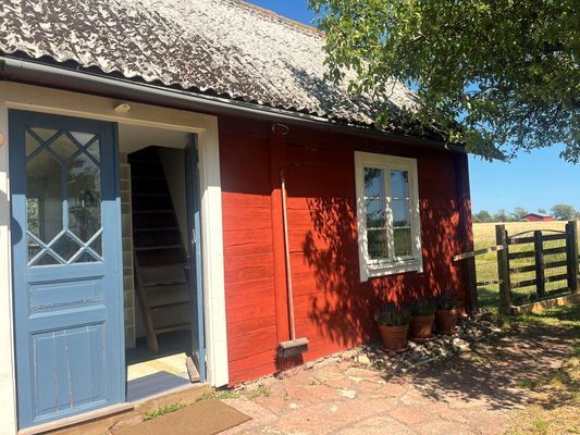 Hyr denna stuga i Öland på 40 m². 2 sängplatser. Från 3 900 kr per vecka. Se bilder och tillgänglighet här.