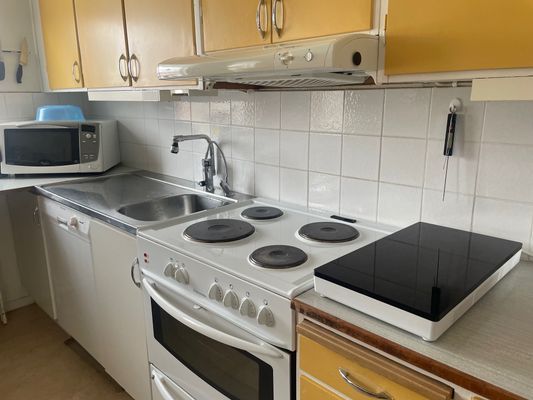 Fullt utrustat kök. Ugn, spisar, micro, kaffebryggare, kyl, frys. Köksbordet rymmer minst 6 personer