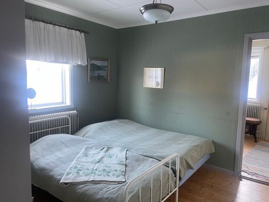 Idylliskt lantställe vid en sjö - Bild 12