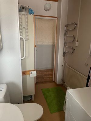 Idylliskt lantställe vid en sjö - Bild 17