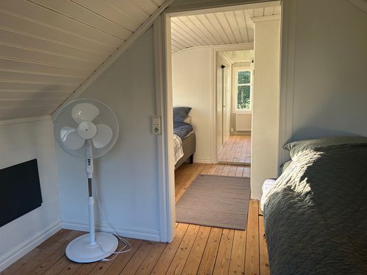 Sovrum övervåning, dubbelsäng till höger i bild.