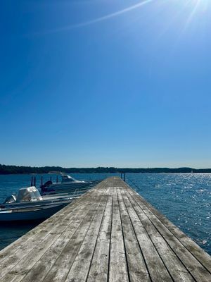 Brygga med badstege samt strand 10 minuter från huset.