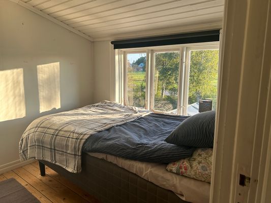 Sovrum övervåning. Utsikt mot kohage, havet och Tjörnbron.