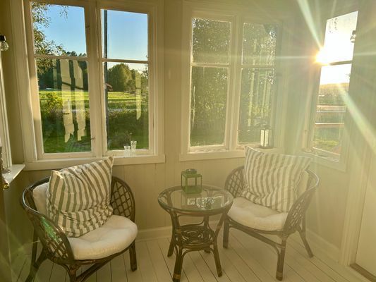 Klassisk äldre inglasad veranda.