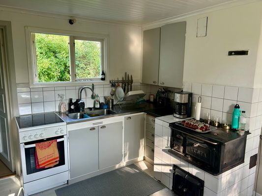 Hyr denna stuga i Orust på 60 m². 6 sängplatser. 1 300 - 1 600 kr per dag. Se bilder och tillgänglighet här.