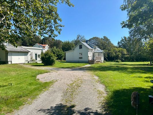 Gästhuset till vänster, huset till höger. (Och på håll ett grannhus.)