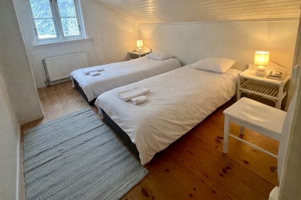 Oas på landet med bäck, damm och öppen spis - Bild 14
