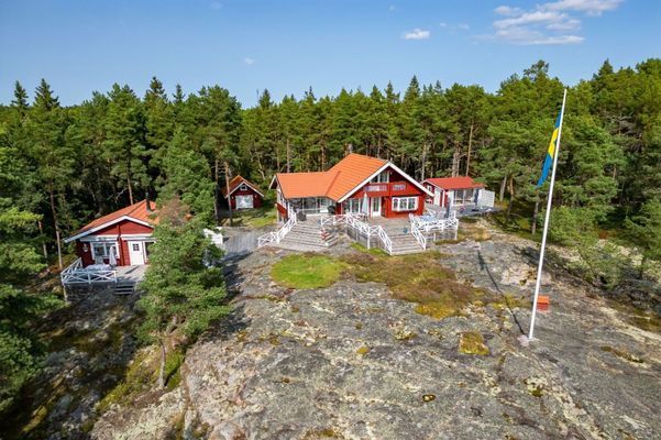 Hyr denna stuga i Östhammar på 120 m². 12 sängplatser. 10 000 - 25 000 kr per vecka. Se bilder och tillgänglighet här.