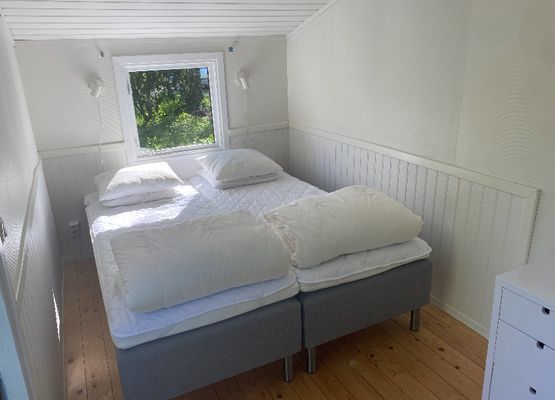 Hyr denna stuga i  på 100 m². 10-11 sängplatser. Från 8 500 kr per vecka. Se bilder och tillgänglighet här.